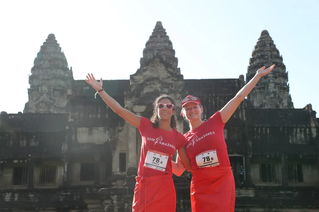 Amelle et Tiphaine devant le Temple d'Angkor au Cambodge © Raid Amazones