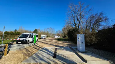 Une allée plus large pour faciliter l'accès des camping-cars