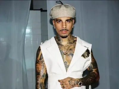 "Besito en el frente" le nouveau clip original de Rauw Alejandro. 