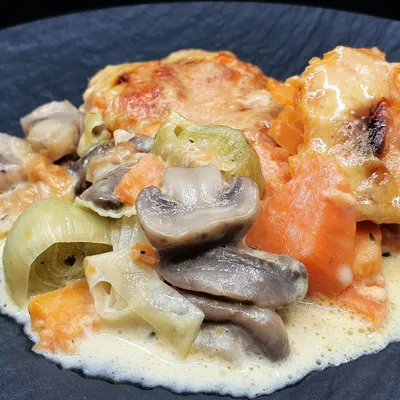 Gratin de patates douces, champignons et poireaux