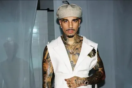 "Besito en el frente" le nouveau clip original de Rauw Alejandro. 