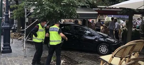 Une voiture a foncé sur deux terrasses de restaurants faisant...