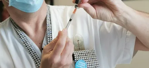 83,4% des 12-17 ans ont reçu une dose de vaccin au moins, dans le...
