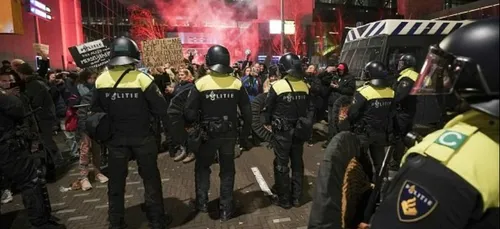 ROTTERDAM : La police tire à balles réelles face à une émeute...