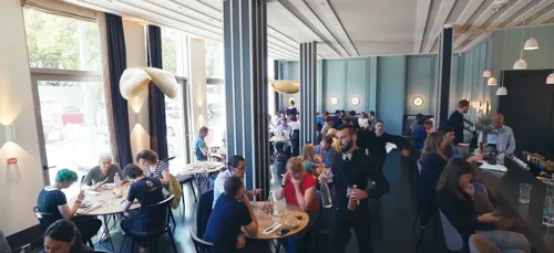 Le restaurant le Cerisier cherche un serveur