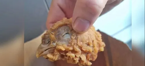 KFC : Elle découvre une tête de poulet entière dans sa commande