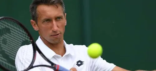 Le joueur de tennis ukrainien Sergiy Stakhovsky retourne en...