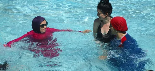 La ville de Grenoble dit oui au burkini à la piscine
