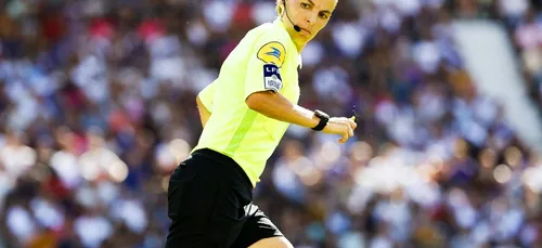 C'est une française qui va devenir la 1è femme à arbitrer un match...