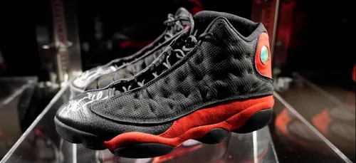 Prix record aux enchères, pour une paire de baskets portées par...