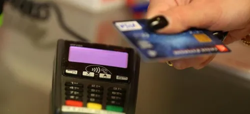 Elles dérobaient les codes et cartes bleues de personnes âgées dans...