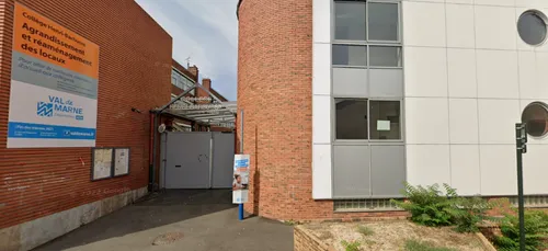 Un adolescent harceleur interpellé par la police, en plein cours...