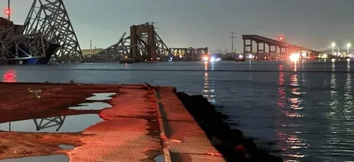 Un pont s'effondre aux Etats Unis, percuté par un bateau !