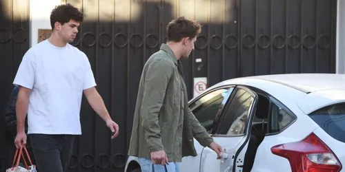 Oscar Jegou et Hugo Auradou dans l'avion pour la France