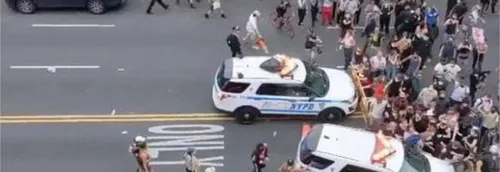 Mort de George Floyd : À New York, deux voitures de police foncent...