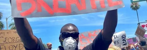 OMAR SY manifeste incognito à Los Angeles après la mort de George...