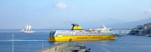 Un tireur masqué a ouvert le feu hier soir dans une brasserie...