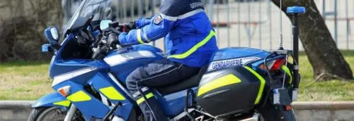 Un motard de la gendarmerie blessé, après voir été poussé à...