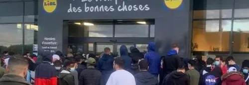 LIDL : La PS4 à 95 euros - La police intervient avec du gaz...