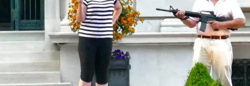 USA : Un couple sort lourdement armé pour faire partir de chez eux...