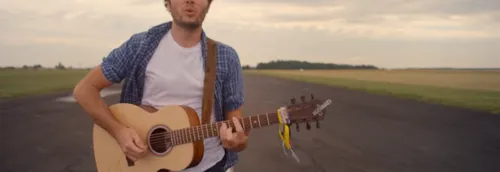 Vianney : Le clip de "N'attendons pas" vient de sortir [VIDÉO]