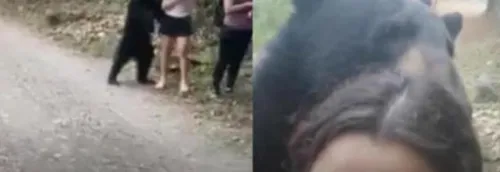Une femme prend un selfie dans un sentier de randonnée avec un...