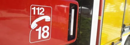 Un homme fait volontairement marche arrière dans la foule et fait...