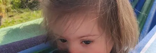 Le mini-club du camping ne veut pas de Louise, 5 ans, porteuse de...