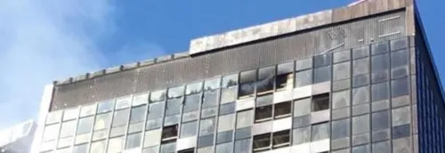 Incendie en cours sur le toit de l'une des tours du "World Trade...