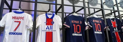 Interdit en premier temps, le maillot du PSG sera autorisé à...