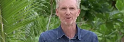 KOH LANTA : Denis Brogniart rend hommage à un membre de l’équipe...