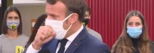 Coronavirus : L'image d'Emmanuel Macron qui s'étouffe avec un...