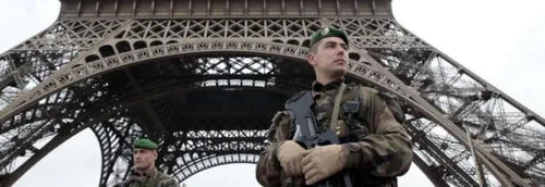 Le plan Vigipirate est porté à son niveau le plus élevé en France à...