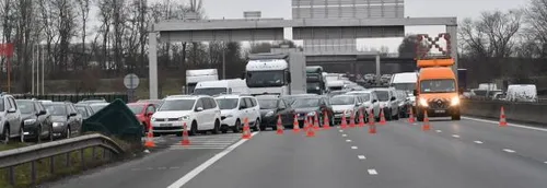 ACCIDENT A1 à Dourges  Ré-ouverture sur la voie de droite