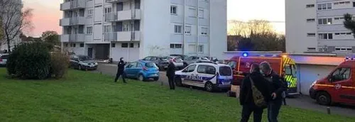 Un homme attaque plusieurs personnes âgées en pleine rue faisant...