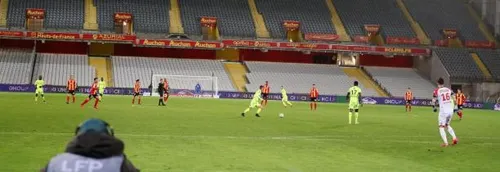 Pas de retour dans les stades avant janvier, des jauges seront...