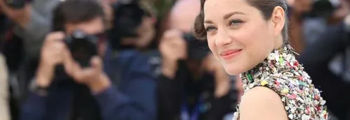 Après avoir publié une photo d'elle enfant, Marion Cotillard en...