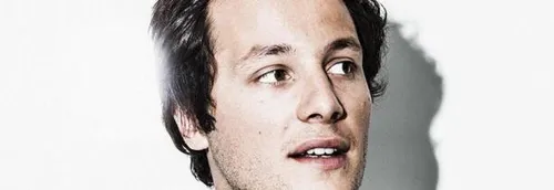 Vianney rachète un album à une fan - Sa voiture a été vandalisée et...