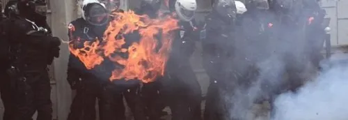 Paris : Plusieurs voitures brûlées, barricades en feu, magasins...