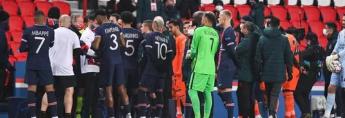 Une inscription "No To Racism" sur les maillots des joueurs et des...