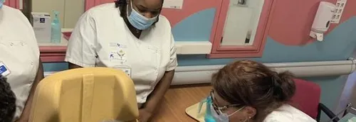 Une femme de 78 ans a reçu la première dose de vaccin contre le...