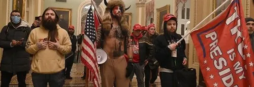USA : Des partisans de Trump rentrent en force dans le Capitole...