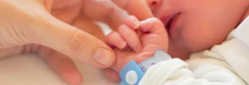 1è naissance en France, après une greffe d'utérus