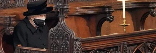 Cette image de la Reine, seule dans la Chapelle, bouleverse la...