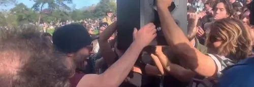 Des milliers de personnes dansent dans un parc à Paris sans...