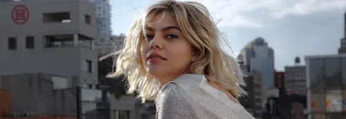 La chanteuse Louane devient l’héroïne d’une nouvelle série...