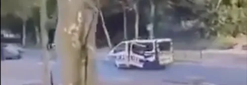 Un  fourgon de police attaqué aux Tarterêts par plusieurs dizaines...