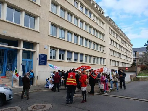 EPERNON - Un rassemblement organisé devant le collège Michel...