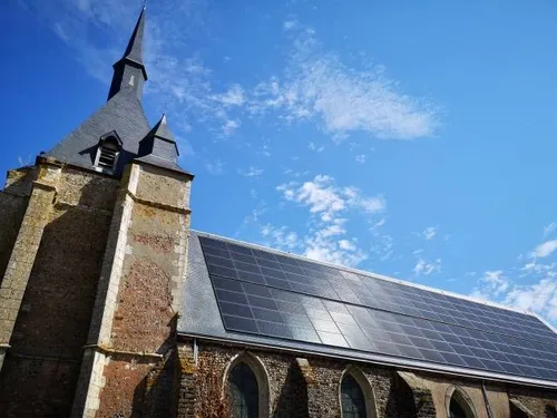 🔊 L'ardoise salée des panneaux solaires sur l’église de Fruncé
