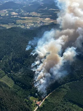 Un incendie d'habitation se propage à la forêt de Bois-de-Champ...